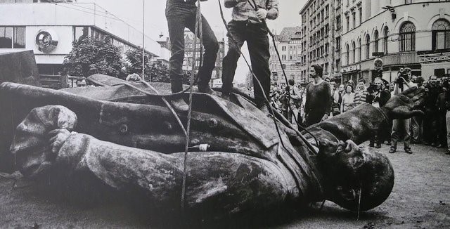 쓰러지는 레닌 동상.jpg