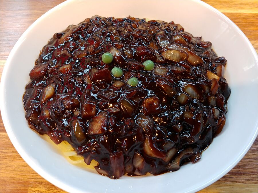 900px-Jjajangmyeon.jpg