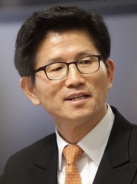 Governor_of_Gyeonggi_Province_(6925480981)_(cropped).jpg