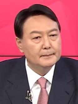 Yoon_Seok-youl_at_the_People_Power_Party_Presidential_Primary_Candidate_Debate.png.jpg