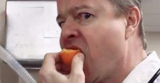 eatingorange02.jpg