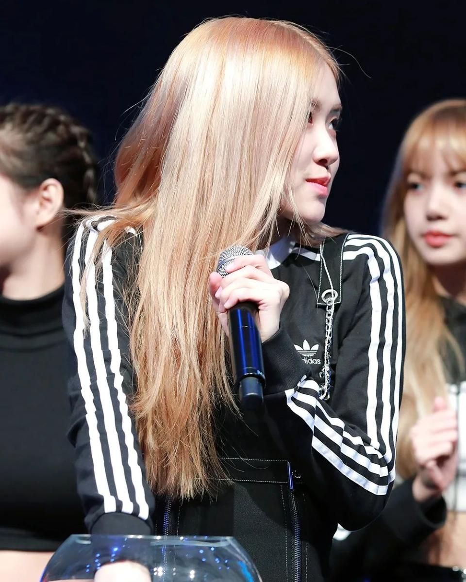 blackpink.roserosie_1644366889916_9.jpg