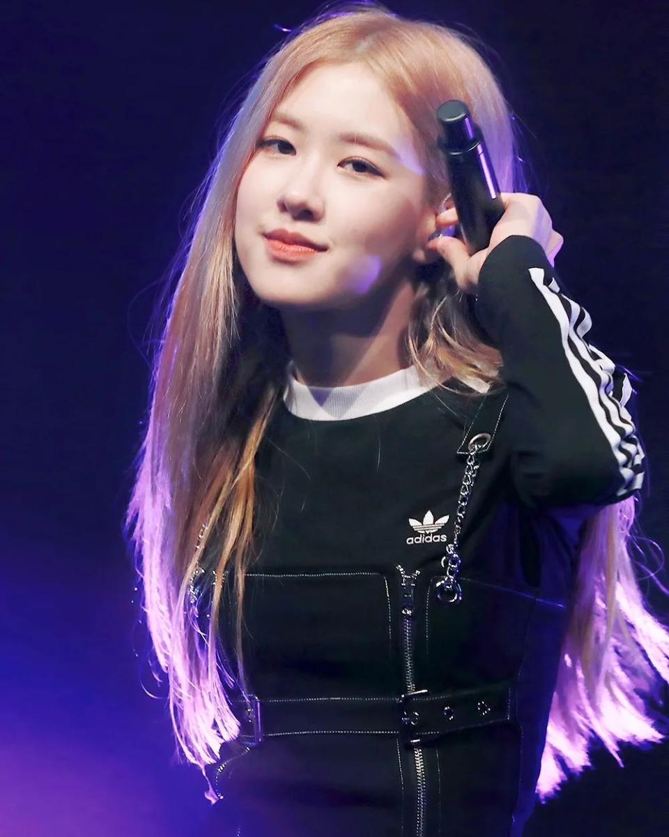 blackpink.roserosie_1644366889914_4.jpg