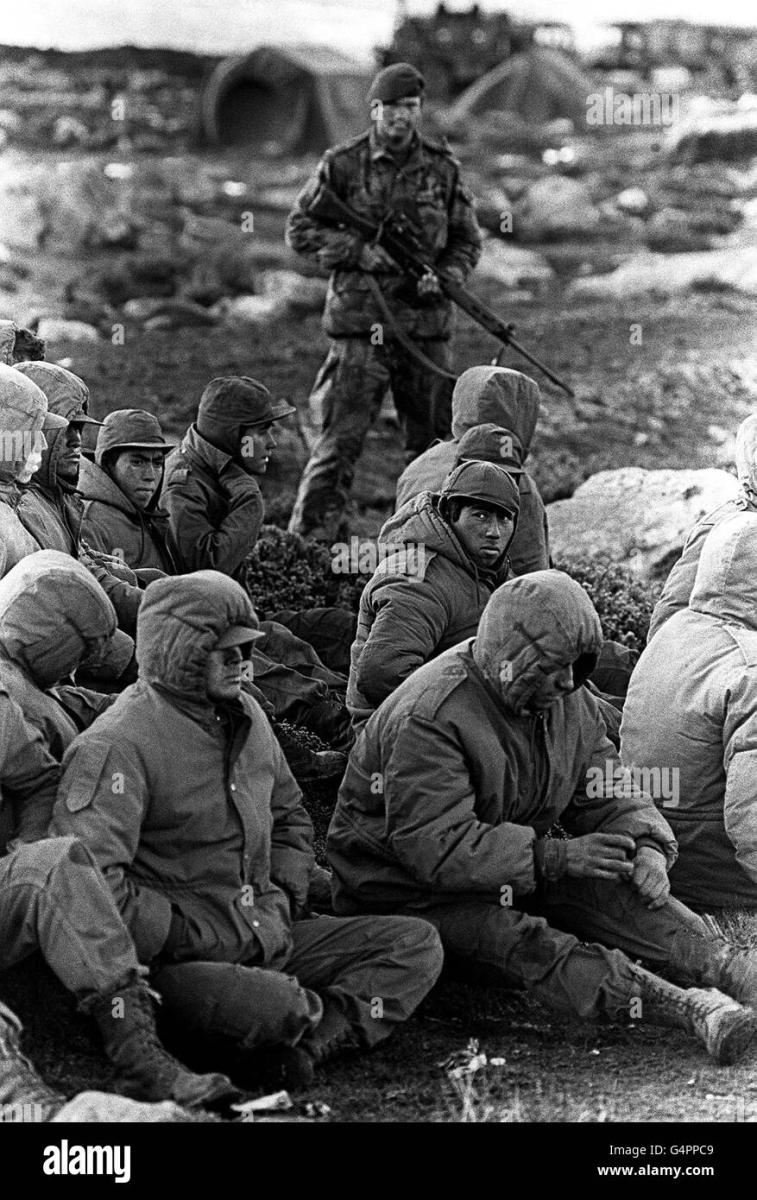 the-falklands-war-argentinian-soldiers-captured-at-goose-green-are-G4PPC9.jpg