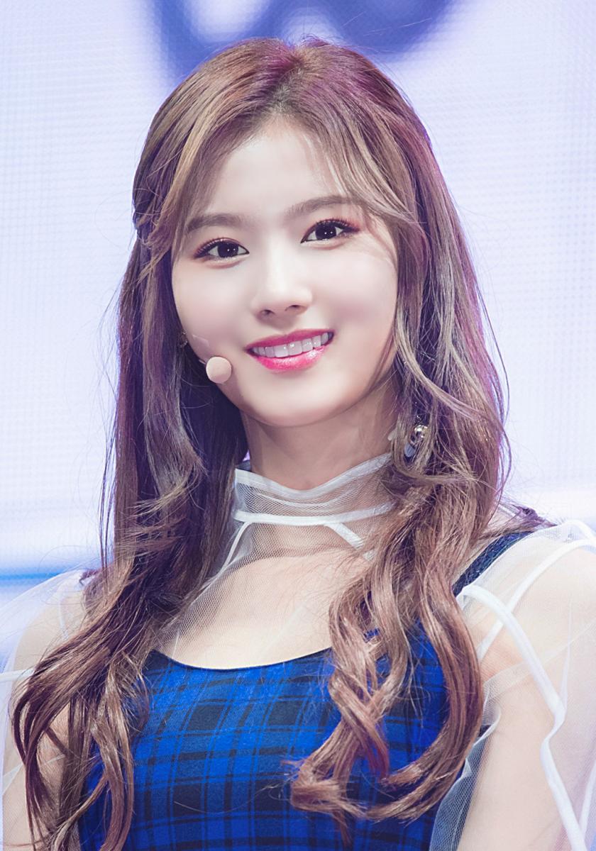 Minatozaki_Sana_in_a_showcase_on_October_30,_2017_(2).jpg