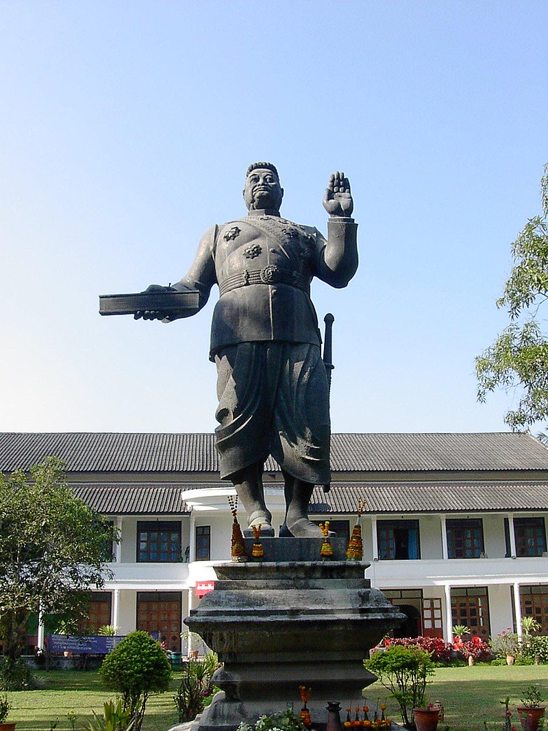 Sisavangvong_statue.JPG